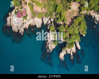 Von oben nach unten auf einem felsigen Ufer in der Nähe von Ulcinj, Montenegro. Stockfoto