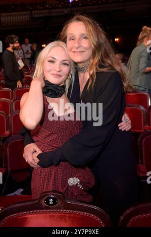 Emma Drogunova und Barbara Philipp bei der 25. Verleihung der First Steps Awards 2024 im Theater des Westens. Berlin, 30.09.2024 *** Emma Drogunova und Barbara Philipp bei der 25. Verleihung der First Steps Awards 2024 am Theater des Westens Berlin, 30 09 2024 Foto:XF.xKernx/xFuturexImagex First Steps 4954 Stockfoto