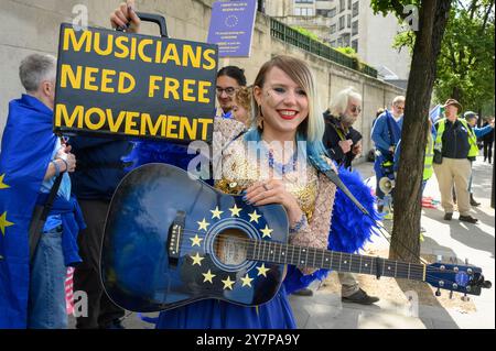 Madeleina Kay – pro-Europa-Kampagnerin, Künstlerin und Musikerin – beim 3rd National Rejoin March in London, 28. September 2024, in dem sie sich für das Vereinigte Königreich einsetzte Stockfoto