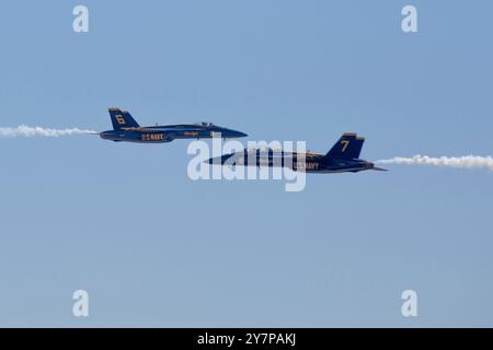 Die Blue Angels der U.S. Navy führen Kunstflugmanöver während der Marine Corps Air Station Miramar Airshow 2024 in San Diego durch, 26. September 2024. Das Blau Stockfoto