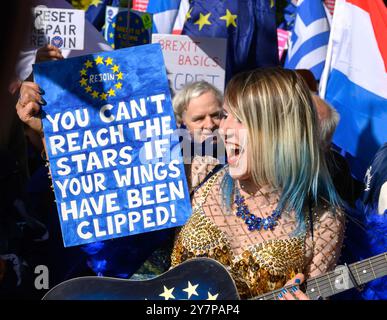 Madeleina Kay – pro-Europa-Kampagnerin, Künstlerin und Musikerin – beim 3rd National Rejoin March in London, 28. September 2024, in dem sie sich für das Vereinigte Königreich einsetzte Stockfoto