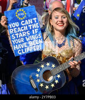 Madeleina Kay – pro-Europa-Kampagnerin, Künstlerin und Musikerin – beim 3rd National Rejoin March in London, 28. September 2024, in dem sie sich für das Vereinigte Königreich einsetzte Stockfoto