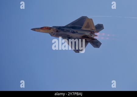 Das F-22 Raptor Demonstrationsteam der US Air Force tritt 2024 während der Marine Corps Air Station Miramar Airshow in San Diego am 27. September 2024 auf. Die Stockfoto