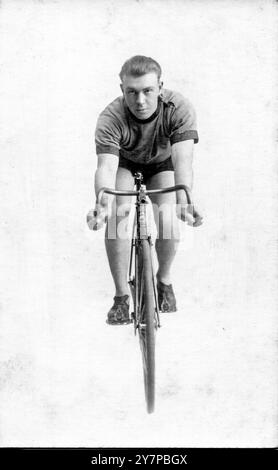 Ein Studio-Bild eines unbekannten frühen Rennradfahrers aus dem Jahr 1910. Der Hintergrund wurde neu bearbeitet und gelöscht Stockfoto