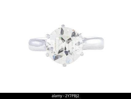 Eine Nahaufnahme eines Diamant-Verlobungsrings mit einem silbernen Band auf weißem Hintergrund. Stockfoto