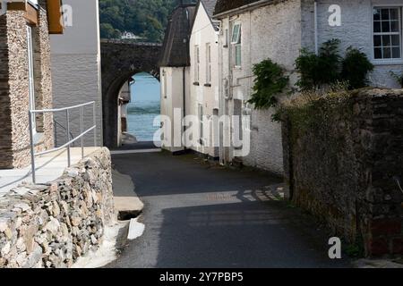 Blick entlang der Warfleet Creek Road & Cottages zum River Dart View unter Bridge Arch of Castle Road nach Dartmouth Castle und Küste Stockfoto