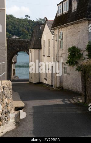 Blick entlang der Warfleet Creek Road und Cottages zum River Dart View unter der Bridge Arch of Castle Road nach Dartmouth Castle and Coast Stockfoto