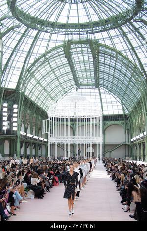 Paris, Frankreich. 1. Oktober 2024. Paris, Frankreich. Oktober 2024. Models laufen auf dem Laufsteg während der Chanel Womenswear Spring/Summer 2025 Show im Rahmen der Paris Fashion Week am 1. Oktober 2024 in Paris, Frankreich. Foto: Aurore Marechal/ABACAPRESS. COM Credit: Abaca Press/Alamy Live News Stockfoto