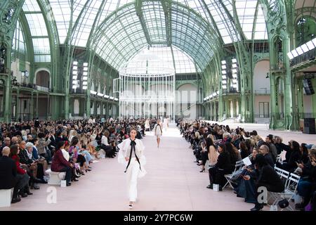 Paris, Frankreich. 1. Oktober 2024. Paris, Frankreich. Oktober 2024. Models laufen auf dem Laufsteg während der Chanel Womenswear Spring/Summer 2025 Show im Rahmen der Paris Fashion Week am 1. Oktober 2024 in Paris, Frankreich. Foto: Aurore Marechal/ABACAPRESS. COM Credit: Abaca Press/Alamy Live News Stockfoto