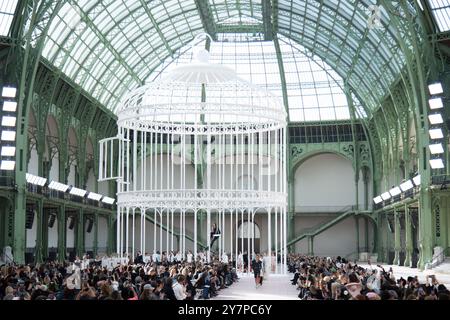 Paris, Frankreich. 1. Oktober 2024. Paris, Frankreich. Oktober 2024. Models laufen auf dem Laufsteg während der Chanel Womenswear Spring/Summer 2025 Show im Rahmen der Paris Fashion Week am 1. Oktober 2024 in Paris, Frankreich. Foto: Aurore Marechal/ABACAPRESS. COM Credit: Abaca Press/Alamy Live News Stockfoto
