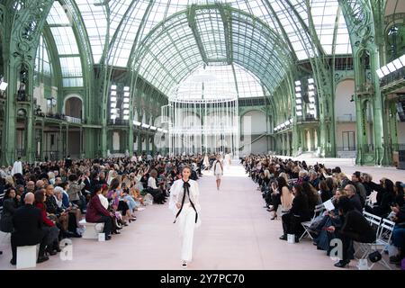 Paris, Frankreich. 1. Oktober 2024. Paris, Frankreich. Oktober 2024. Models laufen auf dem Laufsteg während der Chanel Womenswear Spring/Summer 2025 Show im Rahmen der Paris Fashion Week am 1. Oktober 2024 in Paris, Frankreich. Foto: Aurore Marechal/ABACAPRESS. COM Credit: Abaca Press/Alamy Live News Stockfoto