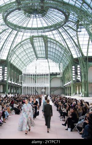 Paris, Frankreich. 1. Oktober 2024. Paris, Frankreich. Oktober 2024. Models laufen auf dem Laufsteg während der Chanel Womenswear Spring/Summer 2025 Show im Rahmen der Paris Fashion Week am 1. Oktober 2024 in Paris, Frankreich. Foto: Aurore Marechal/ABACAPRESS. COM Credit: Abaca Press/Alamy Live News Stockfoto