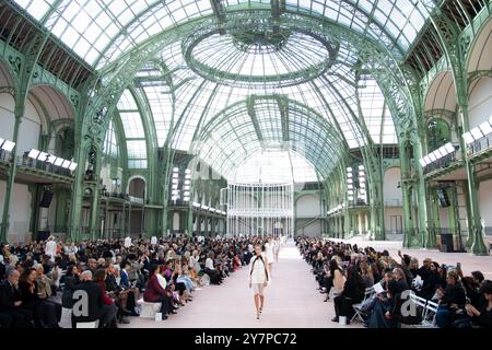 Paris, Frankreich. 1. Oktober 2024. Paris, Frankreich. Oktober 2024. Models laufen auf dem Laufsteg während der Chanel Womenswear Spring/Summer 2025 Show im Rahmen der Paris Fashion Week am 1. Oktober 2024 in Paris, Frankreich. Foto: Aurore Marechal/ABACAPRESS. COM Credit: Abaca Press/Alamy Live News Stockfoto