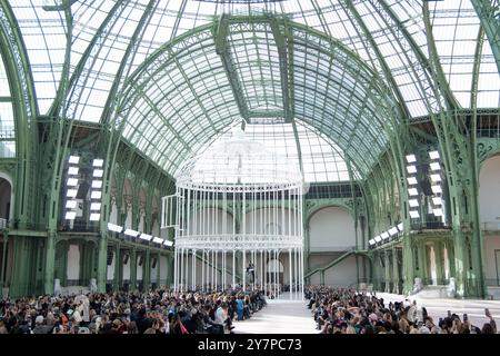 Paris, Frankreich. 1. Oktober 2024. Paris, Frankreich. Oktober 2024. Models laufen auf dem Laufsteg während der Chanel Womenswear Spring/Summer 2025 Show im Rahmen der Paris Fashion Week am 1. Oktober 2024 in Paris, Frankreich. Foto: Aurore Marechal/ABACAPRESS. COM Credit: Abaca Press/Alamy Live News Stockfoto