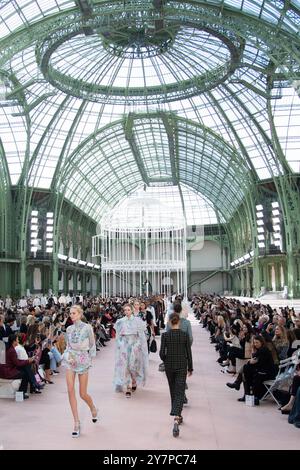 Paris, Frankreich. 1. Oktober 2024. Paris, Frankreich. Oktober 2024. Models laufen auf dem Laufsteg während der Chanel Womenswear Spring/Summer 2025 Show im Rahmen der Paris Fashion Week am 1. Oktober 2024 in Paris, Frankreich. Foto: Aurore Marechal/ABACAPRESS. COM Credit: Abaca Press/Alamy Live News Stockfoto