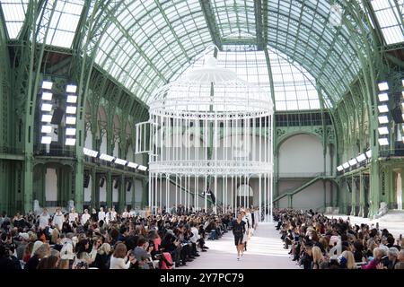 Paris, Frankreich. 1. Oktober 2024. Paris, Frankreich. Oktober 2024. Models laufen auf dem Laufsteg während der Chanel Womenswear Spring/Summer 2025 Show im Rahmen der Paris Fashion Week am 1. Oktober 2024 in Paris, Frankreich. Foto: Aurore Marechal/ABACAPRESS. COM Credit: Abaca Press/Alamy Live News Stockfoto