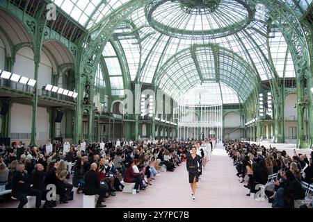 Paris, Frankreich. 1. Oktober 2024. Paris, Frankreich. Oktober 2024. Models laufen auf dem Laufsteg während der Chanel Womenswear Spring/Summer 2025 Show im Rahmen der Paris Fashion Week am 1. Oktober 2024 in Paris, Frankreich. Foto: Aurore Marechal/ABACAPRESS. COM Credit: Abaca Press/Alamy Live News Stockfoto
