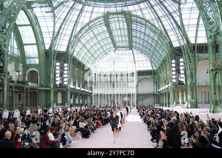Paris, Frankreich. 1. Oktober 2024. Paris, Frankreich. Oktober 2024. Models laufen auf dem Laufsteg während der Chanel Womenswear Spring/Summer 2025 Show im Rahmen der Paris Fashion Week am 1. Oktober 2024 in Paris, Frankreich. Foto: Aurore Marechal/ABACAPRESS. COM Credit: Abaca Press/Alamy Live News Stockfoto