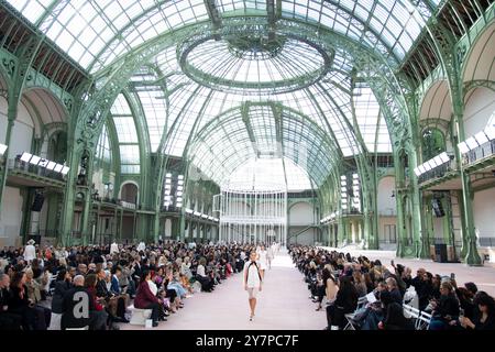 Paris, Frankreich. 1. Oktober 2024. Paris, Frankreich. Oktober 2024. Models laufen auf dem Laufsteg während der Chanel Womenswear Spring/Summer 2025 Show im Rahmen der Paris Fashion Week am 1. Oktober 2024 in Paris, Frankreich. Foto: Aurore Marechal/ABACAPRESS. COM Credit: Abaca Press/Alamy Live News Stockfoto
