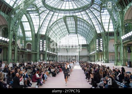Paris, Frankreich. 1. Oktober 2024. Paris, Frankreich. Oktober 2024. Models laufen auf dem Laufsteg während der Chanel Womenswear Spring/Summer 2025 Show im Rahmen der Paris Fashion Week am 1. Oktober 2024 in Paris, Frankreich. Foto: Aurore Marechal/ABACAPRESS. COM Credit: Abaca Press/Alamy Live News Stockfoto