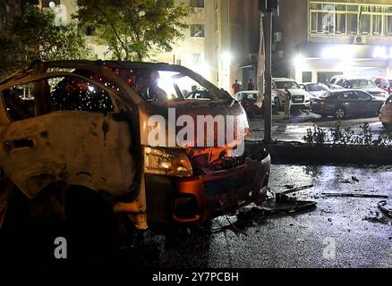 Damaskus, Syrien. Oktober 2024. Ein beschädigtes Auto wird als Folge eines israelischen Luftangriffs im Gebiet Mazzeh Villas westlich von Damaskus, Syrien, am 1. Oktober 2024 gesehen. Nach Angaben des syrischen Verteidigungsministeriums hat der Angriff zum Tod von drei Zivilisten und zu Verletzungen von neun weiteren geführt. Quelle: Ammar Safarjalani/Xinhua/Alamy Live News Stockfoto