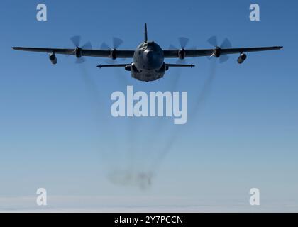 Ein EC-130H-Kompassruf der U.S. Air Force fliegt während der Gray Flag 24 vor der Küste Kaliforniens am 25. September 2024. Der Kompassaufruf wird für eingestellt Stockfoto