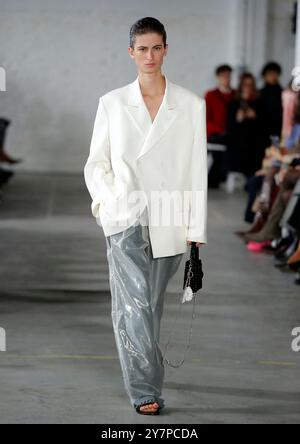 Paris, Frankreich. September 2024. Während der Niccolo Pasqualetti Paris Womenswear Spring/Summer 2025 Show im Rahmen der Paris Fashion Week am 29. September 2024 in Paris, Frankreich, spaziert ein Model auf dem Laufsteg. Foto: Alain-Gil Gonzalez/ABACAPRESS. COM Credit: Abaca Press/Alamy Live News Stockfoto