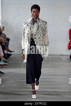 Paris, Frankreich. September 2024. Während der Niccolo Pasqualetti Paris Womenswear Spring/Summer 2025 Show im Rahmen der Paris Fashion Week am 29. September 2024 in Paris, Frankreich, spaziert ein Model auf dem Laufsteg. Foto: Alain-Gil Gonzalez/ABACAPRESS. COM Credit: Abaca Press/Alamy Live News Stockfoto