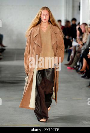 Paris, Frankreich. September 2024. Während der Niccolo Pasqualetti Paris Womenswear Spring/Summer 2025 Show im Rahmen der Paris Fashion Week am 29. September 2024 in Paris, Frankreich, spaziert ein Model auf dem Laufsteg. Foto: Alain-Gil Gonzalez/ABACAPRESS. COM Credit: Abaca Press/Alamy Live News Stockfoto