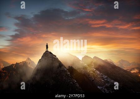 Ein Mann, der bei Sonnenuntergang auf einem Berg steht. Ziele, Herausforderungen und Lebenserfolge Konzept Foto Composite. Stockfoto