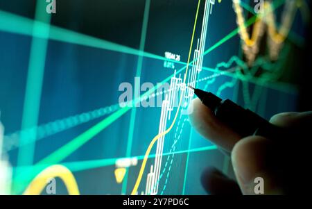 Ein Aktienhändler, der technische Markierungen eines Aktienkurses und einer Bewegung überprüft. Stockfoto