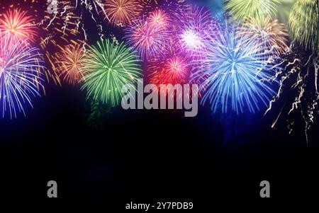 Das helle und farbenfrohe Feuerwerk zeigt den Hintergrund der Feierlichkeiten mit Kopierraum. Stockfoto