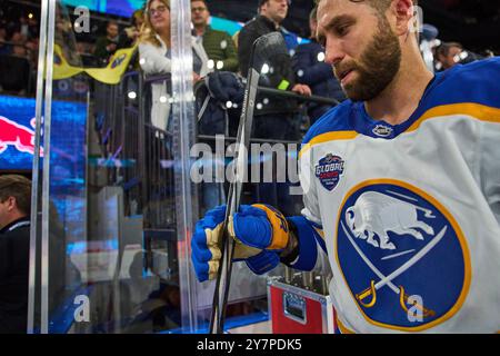 München, Deutschland. September 2024. Jason Zucker, Buffalo Sabres 17 im Freundschaftsspiel der Global Series Challenge EHC RB MUENCHEN - BUFFALO SABRES 0-5 im SAP Garden in München, 27. September 2024. Saison 2024/2025, Spieltag x, Fotograf: ddp Images/STAR-Images Credit: ddp Media GmbH/Alamy Live News Stockfoto