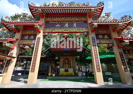 Traditionelle Architektur im chinesischen Stil mit Paifang-Bogen am Eingang des buddhistischen Tempels Wat Khao Wong Phrachan in Lopburi, Thailand Stockfoto