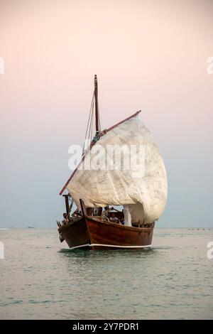 Dhow Holzboot. Traditionelles arabisches Fischerleben Katara traditionelles Dhow Festival Doha Katar Stockfoto