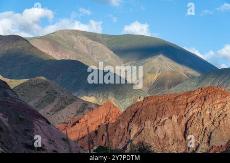 Erstes Licht auf die farbenfrohen Berge der östlichen Kordillera der Anden von Purmamarca, Argentinien. Stockfoto