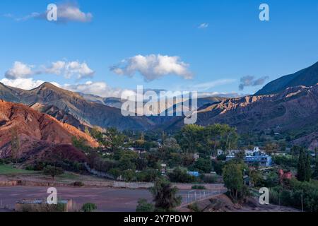 Erstes Licht auf die farbenfrohen Berge der östlichen Kordillera der Anden von Purmamarca, Argentinien. Stockfoto