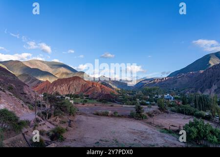 Erstes Licht auf die farbenfrohen Berge der östlichen Kordillera der Anden von Purmamarca, Argentinien. Stockfoto