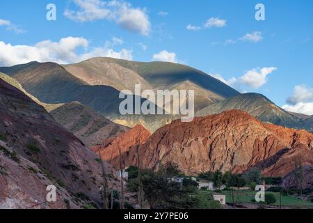 Erstes Licht auf die farbenfrohen Berge der östlichen Kordillera der Anden von Purmamarca, Argentinien. Stockfoto