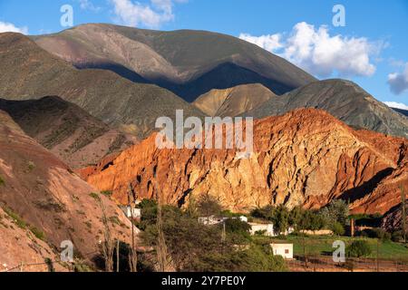 Erstes Licht auf die farbenfrohen Berge der östlichen Kordillera der Anden von Purmamarca, Argentinien. Stockfoto