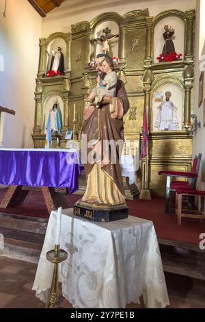 Eine geschnitzte Holzstatue von San Jose mit dem Jesuskind in der Kirche San Pedro de Nolasco in Molinos, Argentinien. Stockfoto