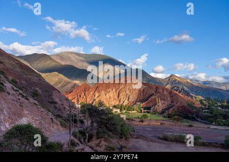 Erstes Licht auf die farbenfrohen Berge der östlichen Kordillera der Anden von Purmamarca, Argentinien. Stockfoto