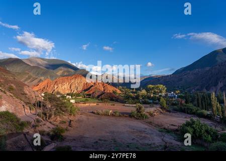 Erstes Licht auf die farbenfrohen Berge der östlichen Kordillera der Anden von Purmamarca, Argentinien. Stockfoto