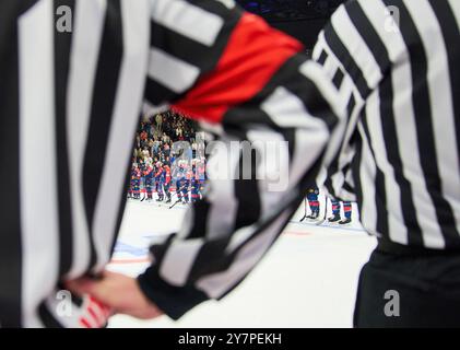 München, Deutschland. September 2024. Schiedsrichter im Freundschaftsspiel der Global Series Challenge EHC RB MÜNCHEN - BUFFALO SABRES 0-5 im SAP Garden in München, 27. September 2024. Saison 2024/2025, Spieltag x, Fotograf: ddp Images/STAR-Images Credit: ddp Media GmbH/Alamy Live News Stockfoto