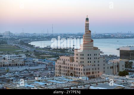 Panoramablick auf Doha City mit der berühmten Doha Fanar Moschee Sonnenuntergang Stockfoto