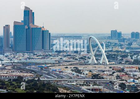 Blick auf das Hauptbüro von Qatar Energy (Qatar Petroleum) mit wahda Bridge Lusail Stockfoto