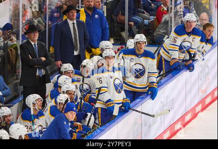 München, Deutschland. September 2024. Lindy Ruff, Buffalo Sabres Head Coach Mike Bales, Matt Elis, Marty Wilford, Seth Appert Assistant Coach Buffalo Sabres Nicolas Aube-Kubel, Buffalo Sabres 96 Lukas Rousek, Buffalo SABRES 13 Owen Power, Buffalo SABRES 25 Rasmus Dahlin, Buffalo Sabres 26 im Freundschaftsspiel der Global Series Challenge EHC RB MUENCHEN - BUFFALO SABRES 0-5 im SAP Garden in München, 27. September 2024. Saison 2024/2025, Spieltag x, Fotograf: ddp Images/STAR-Images Credit: ddp Media GmbH/Alamy Live News Stockfoto