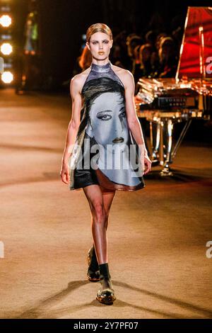 Paris, Frankreich. 30. September 2024. Lindsey Wixson spaziert auf dem Laufsteg, als der Designer und Pianist Hayashi Yoshiki während der Frühjahrs-Sommer-Show 2025 des Maison Yoshiki Paris im Rahmen der Paris Fashion Week am 30. September 2024 in Paris Klavier spielt. Foto von Shootpix/ABACAPRESS. COM Credit: Abaca Press/Alamy Live News Stockfoto