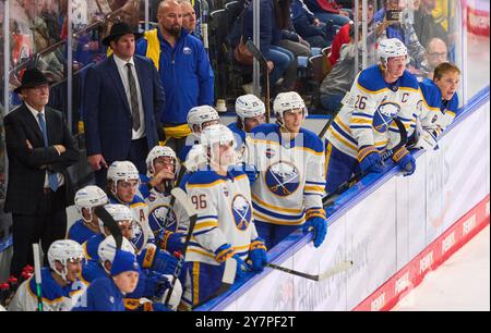 München, Deutschland. September 2024. Lindy Ruff, Buffalo Sabres Head Coach Mike Bales, Matt Elis, Marty Wilford, Seth Appert Assistant Coach Buffalo Sabres Nicolas Aube-Kubel, Buffalo Sabres 96 Lukas Rousek, Buffalo SABRES 13 Owen Power, Buffalo SABRES 25 Rasmus Dahlin, Buffalo Sabres 26 im Freundschaftsspiel der Global Series Challenge EHC RB MUENCHEN - BUFFALO SABRES 0-5 im SAP Garden in München, 27. September 2024. Saison 2024/2025, Spieltag x, Fotograf: ddp Images/STAR-Images Credit: ddp Media GmbH/Alamy Live News Stockfoto