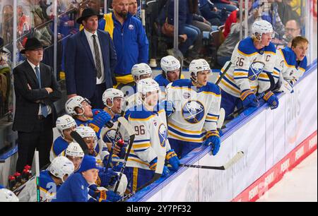 München, Deutschland. September 2024. Lindy Ruff, Buffalo Sabres Head Coach Mike Bales, Matt Elis, Marty Wilford, Seth Appert Assistant Coach Buffalo Sabres Nicolas Aube-Kubel, Buffalo Sabres 96 Lukas Rousek, Buffalo SABRES 13 Owen Power, Buffalo SABRES 25 Rasmus Dahlin, Buffalo Sabres 26 im Freundschaftsspiel der Global Series Challenge EHC RB MUENCHEN - BUFFALO SABRES 0-5 im SAP Garden in München, 27. September 2024. Saison 2024/2025, Spieltag x, Fotograf: ddp Images/STAR-Images Credit: ddp Media GmbH/Alamy Live News Stockfoto